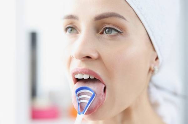 
        Шишки и цвет. Названы опасные признаки болезней на языке    