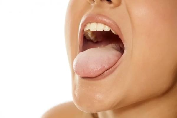 
        Шишки и цвет. Названы опасные признаки болезней на языке    