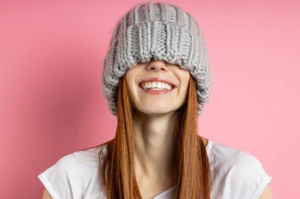 
        Шевелюра не дышит? Трихолог Осман рассказала, вредит ли шапка волосам    