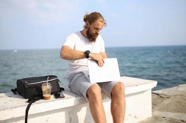 
        Три простых упражнения. Психолог Айринг рассказала, что губит трудоголиков    