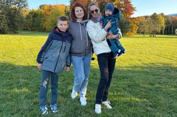 
        Сёстры по крови. Донор костного мозга подружилась с той, кому спасла жизнь    