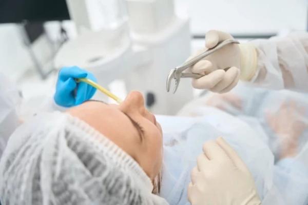 
        Шишки и цвет. Названы опасные признаки болезней на языке    