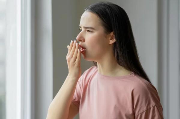 
        Шишки и цвет. Названы опасные признаки болезней на языке    