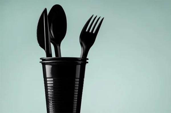 
        Рассадник бактерий. Ученые назвали опасную привычку, допускаемую на кухне    