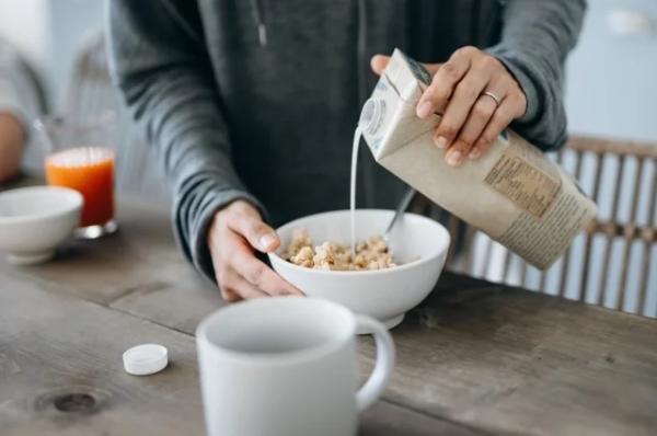 
        Довести до вкуса. Названы 5 простых приемов, делающих кашу питательней    