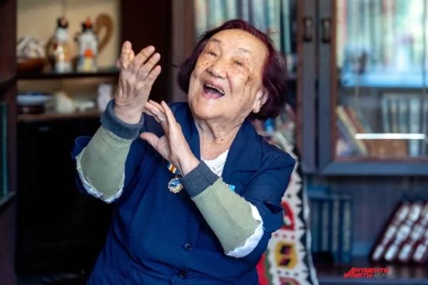 
        Подъем не раньше 10 утра. 100-летняя долгожительница раскрыла свои секреты    