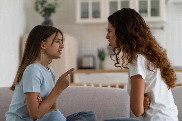 
        Грубость без причины. Что делать родителям, если подросток хамит    