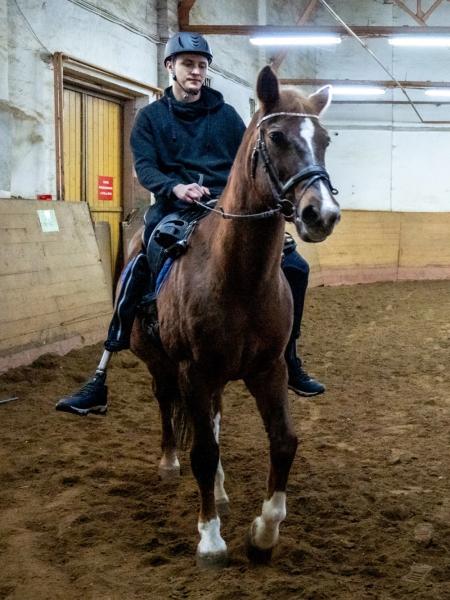 
        Только мы с конём. На каких принципах основана иппотерапия и кому полезна    