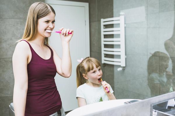 
        Жвачка не спасет. В чем причина неприятного запаха изо рта и как это лечить    