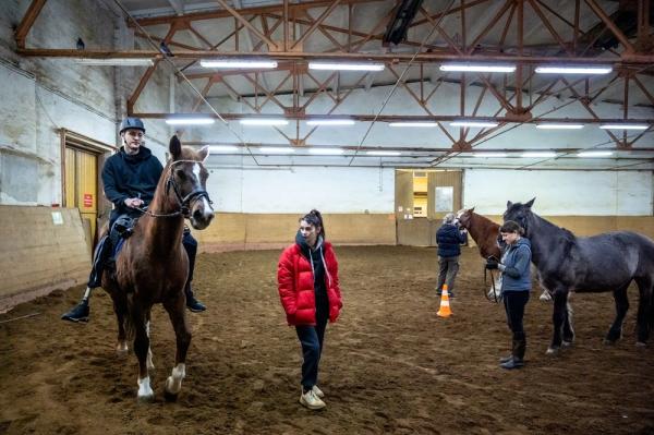 
        Только мы с конём. На каких принципах основана иппотерапия и кому полезна    