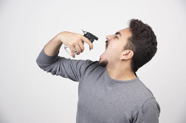 
        Жвачка не спасет. В чем причина неприятного запаха изо рта и как это лечить    