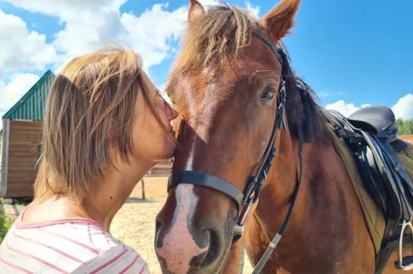 
        Только мы с конём. На каких принципах основана иппотерапия и кому полезна    