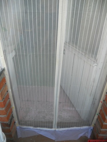 Выбор и установка москитных сеток на балконную дверь